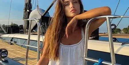 Саня Борисова бръмчи с нов любовник на луксозна почивка в Гърция