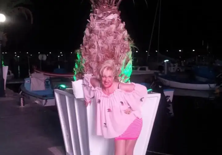 Сашка Васева стяга сватба, певицата сияе от щастие (Снимки)