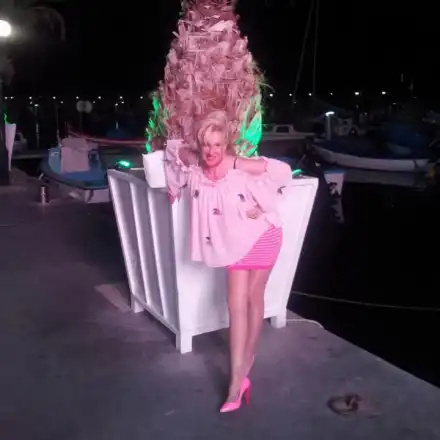 Сашка Васева стяга сватба, певицата сияе от щастие (Снимки)