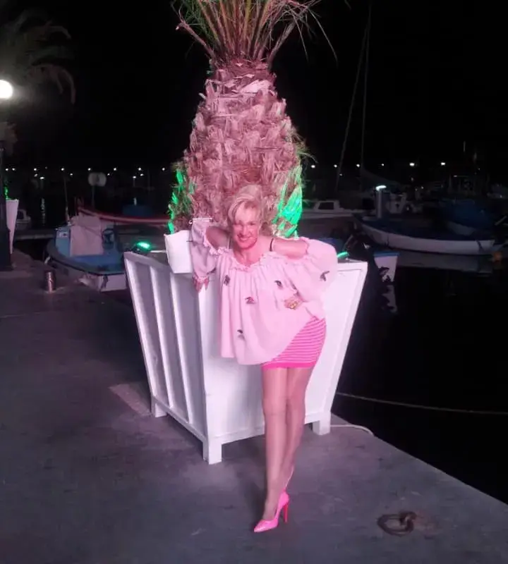 Сашка Васева стяга сватба, певицата сияе от щастие (Снимки)