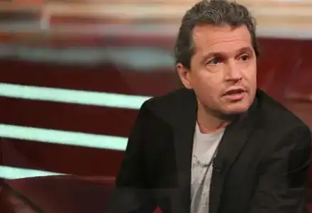 Сценарист на Слави: Лекари убиха баба ми, приписаха й COVID-19, за да вземат пари по клинична пътека