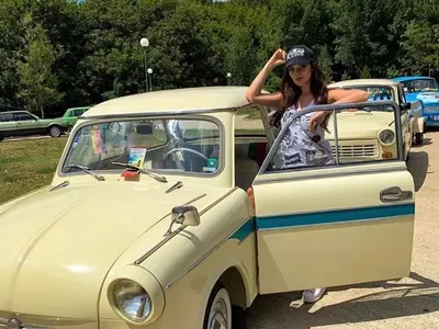 Сестрата на Преслава събира погледи в лъскаво трабантче