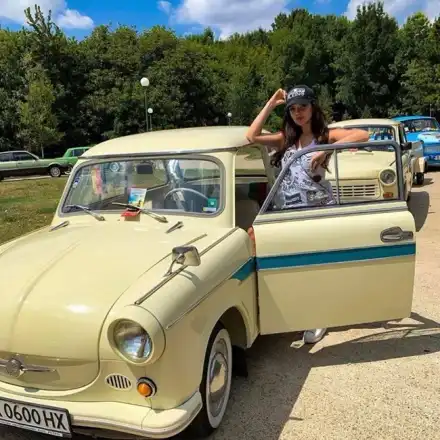 Сестрата на Преслава събира погледи в лъскаво трабантче