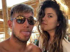 Щерката на Блатечки празнува годишнина със скъпо шампанско
