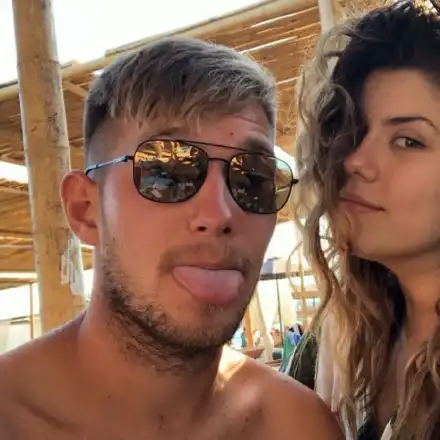 Щерката на Блатечки се събра с гаджето