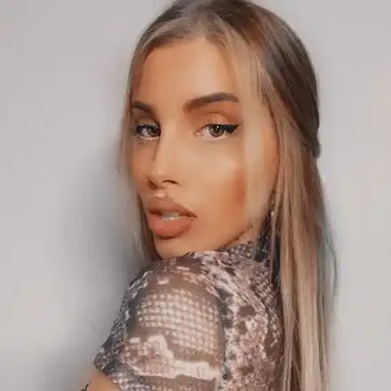 Щерката на Магапаса нажежи страстите с горещи СНИМКИ