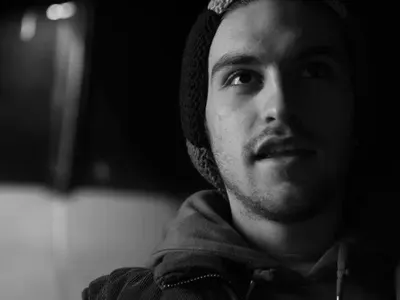 Синът на Халваджиян спи на барикадите (Бебо на протестите всяка вечер)