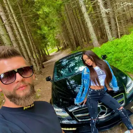 Сузанита и гаджето й продават колата си