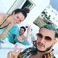 Световноизвестен DJ нахлу на балкона на Малкоданска (Фото)