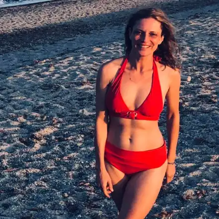 Теодора Духовникова блесна в червен бански