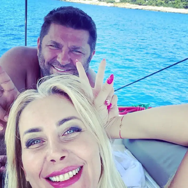 Тоца плава с яхта в Гърция