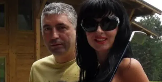 Уволненият шеф на софийския офис на БАБХ Антон Генов зарязал жена си и двамата си синове заради силиконка (Снимки)