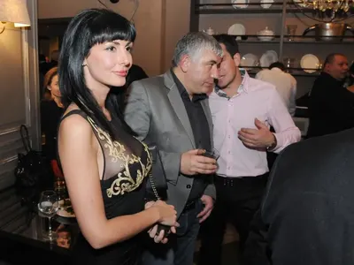 Уволненият шеф на софийския офис на БАБХ Антон Генов зарязал жена си и двамата си синове заради силиконка (Снимки)