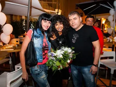 Уволненият шеф на софийския офис на БАБХ Антон Генов зарязал жена си и двамата си синове заради силиконка (Снимки)