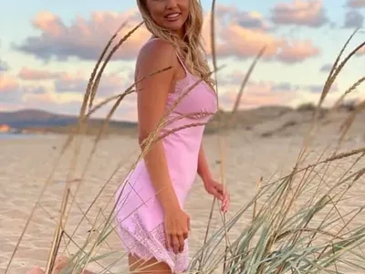 Вдовицата на Шарлопов сияе от щастие в оскъдна нощничка на плажа (Снимка)