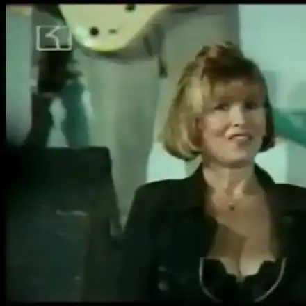 Вижте Лили с деколте като на Сашка Васева и визия на попфолк лъвица (Пикантни кадри)