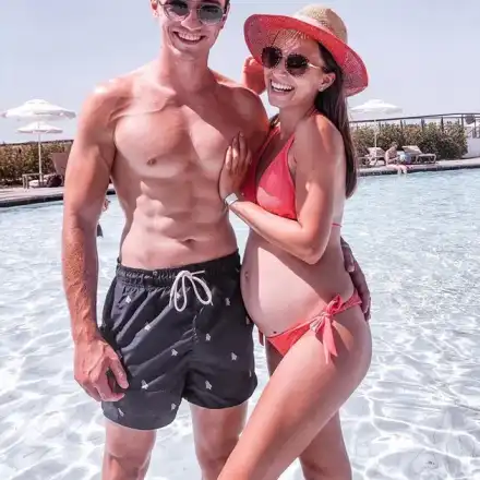 Влогърка ражда 3-то от втори, феновете й очакват ново видео от родилната зала