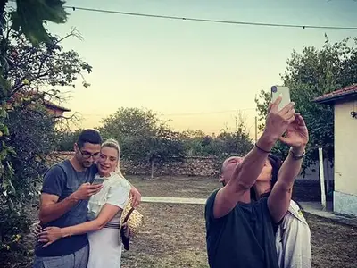 50-годишната Ваня Щерева се омъжи за младок с плочки (Снимки)