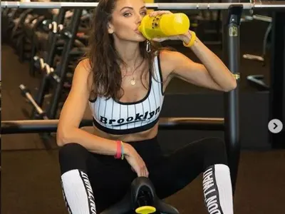 Абсурдна визия! Диляна Попова тренира във фитнеса по чорапи