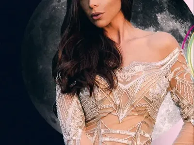 Алисия  шашка със странен тоалет