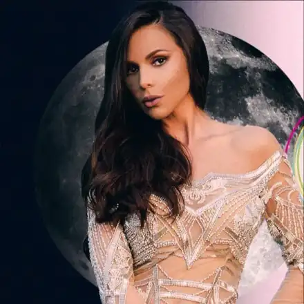 Алисия  шашка със странен тоалет