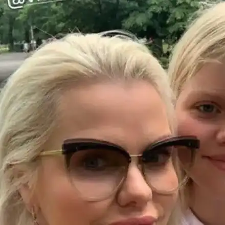 Асдис Ран заживя в София, записа щерка си в българско училище