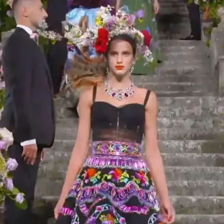 Българка уши УНИКАЛНА рокля за „Долче и Габана“