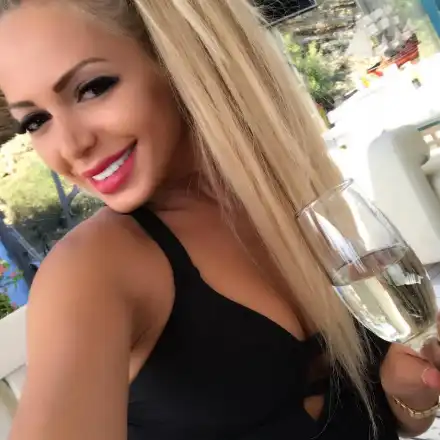 Бащата на Жанета Осипова я зарязал като малка (Моделката израснала в изключителна бедност и мизерия, ядяла само хляб и зеленчуци от градината)