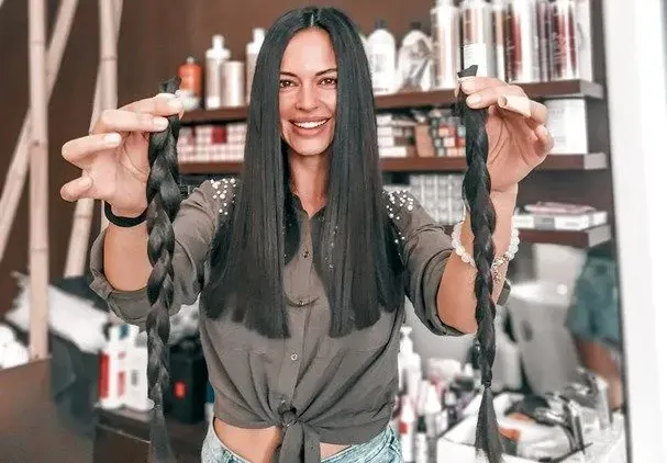 БРАВО! Фитнес кралица дари косата си на онкоболни деца и жени!