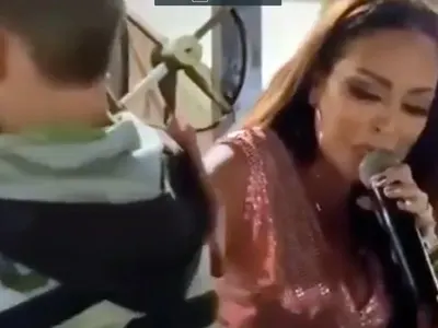 БРУТАЛНО: Ивана бута напорист фен, не спазвал дистанция (Снимки)