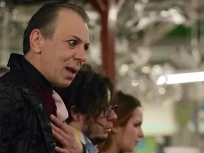 Ченгето Бенишев от „Под прикритие” върти педалите из София