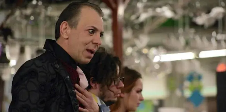 Ченгето Бенишев от „Под прикритие” върти педалите из София