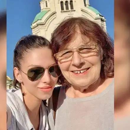 Цвети Стоянова на църква с баба си