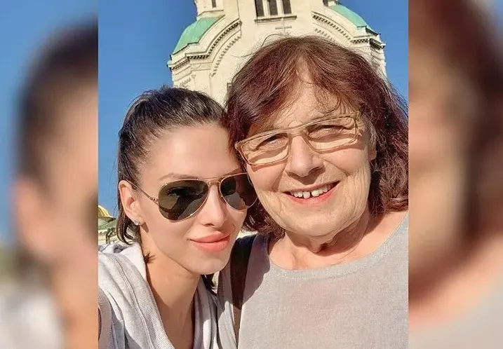 Цвети Стоянова на църква с баба си