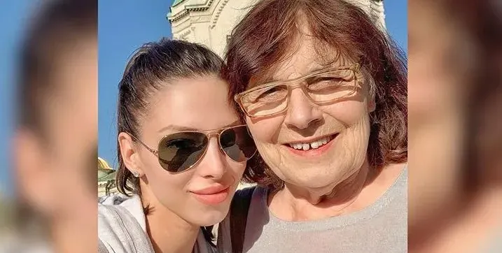 Цвети Стоянова на църква с баба си
