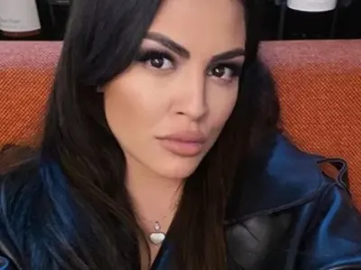 Деси Цонева с маска в Миконос