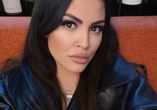 Деси Цонева с маска в Миконос