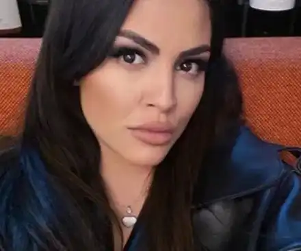 Деси Цонева с маска в Миконос