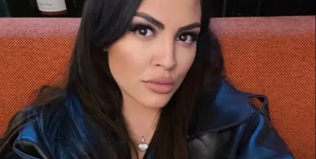 Деси Цонева с маска в Миконос