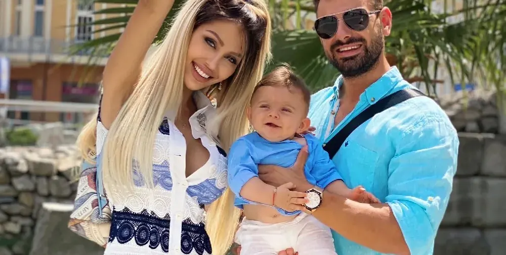 Джулиана Гани преспива бебето с цигулка