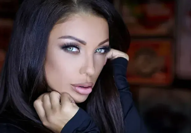 Емануела нахлузи ШЛЕМ в новия си клип
