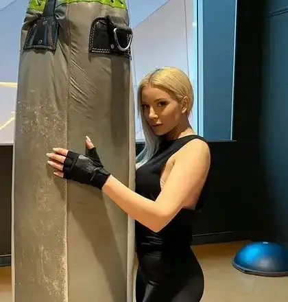 Емилия вае тяло с бокс