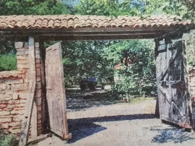 Ето я къщата, в която се крие семейството на Васил Божков (Уникални кадри)