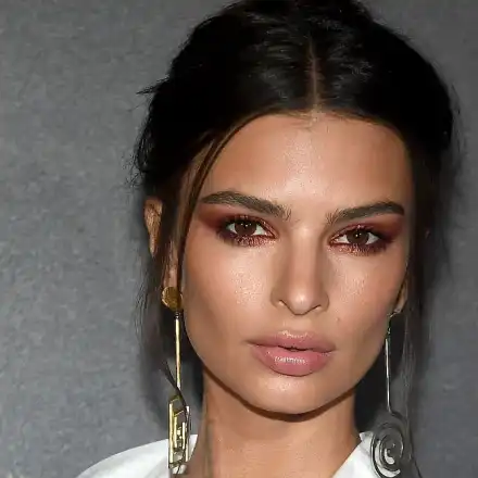 Фотограф изнасили моделка с пръсти