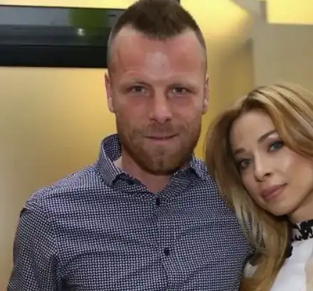 Футболна съпруга, търпяща много изневери, се разкрасява (Папарашко фото)