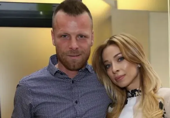 Футболна съпруга, търпяща много изневери, се разкрасява (Папарашко фото)