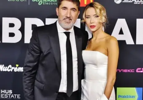 Гаджето на Башар Рахал пише книга със стихове