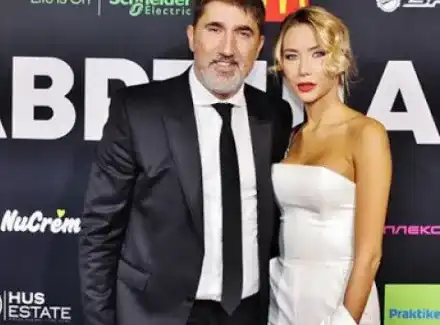 Гаджето на Башар Рахал пише книга със стихове