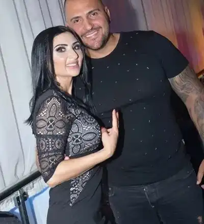 Гринго върти засукана любовница, представя я своя братовчедка