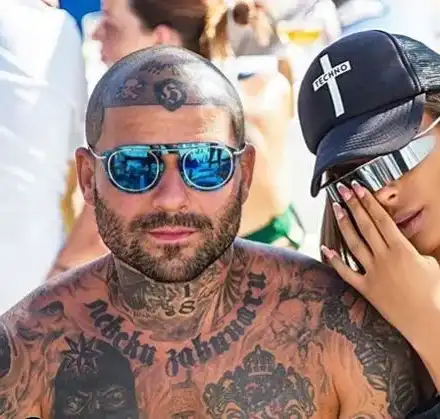 Хитлера води плеймейтка на море